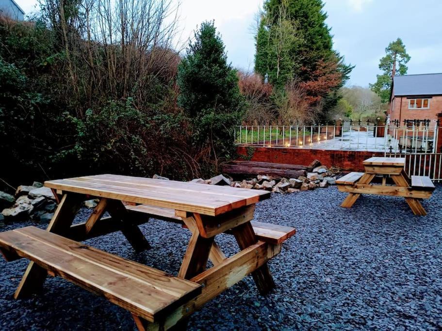 The West Wing At Eriviat Hall Hot Tub Henllan  Exterior foto