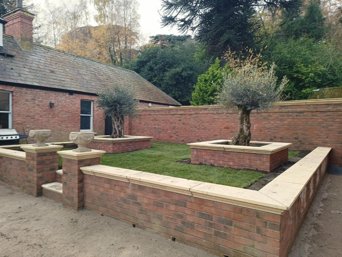The West Wing At Eriviat Hall Hot Tub Henllan  Exterior foto