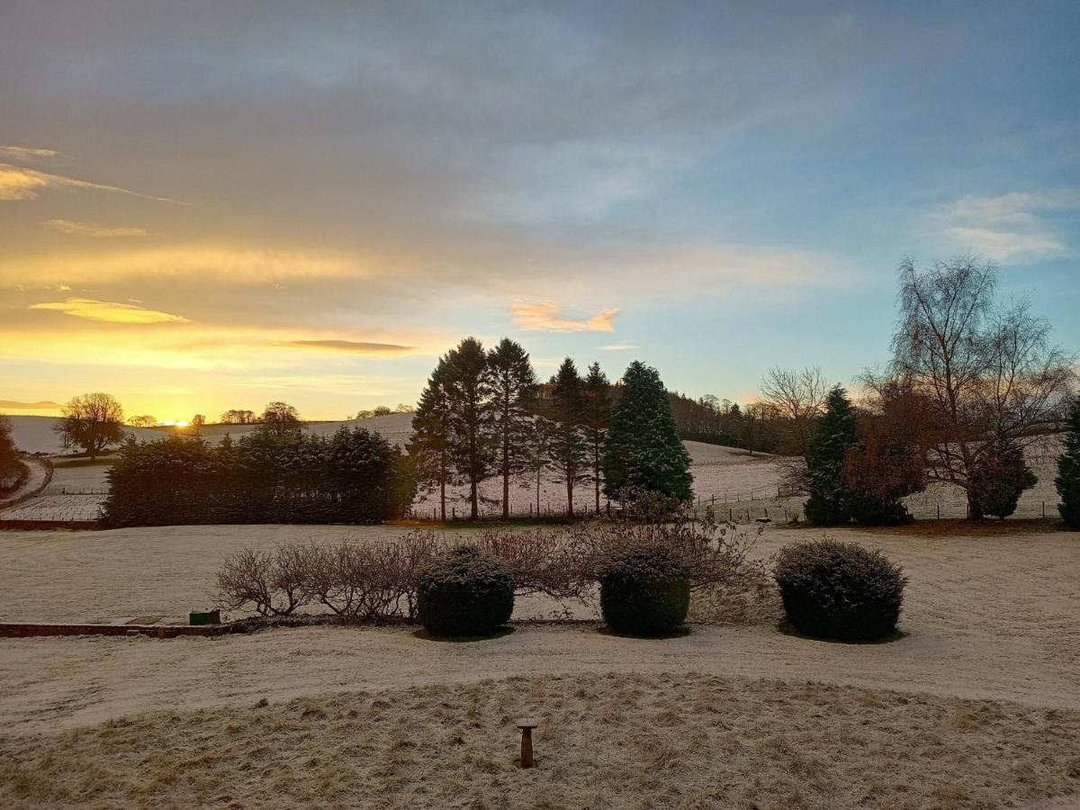 The West Wing At Eriviat Hall Hot Tub Henllan  Exterior foto