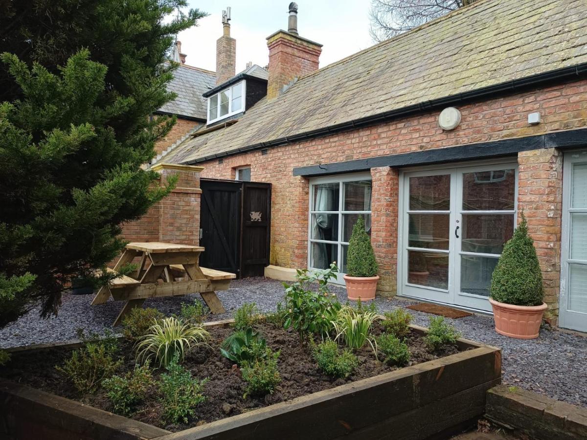 The West Wing At Eriviat Hall Hot Tub Henllan  Exterior foto