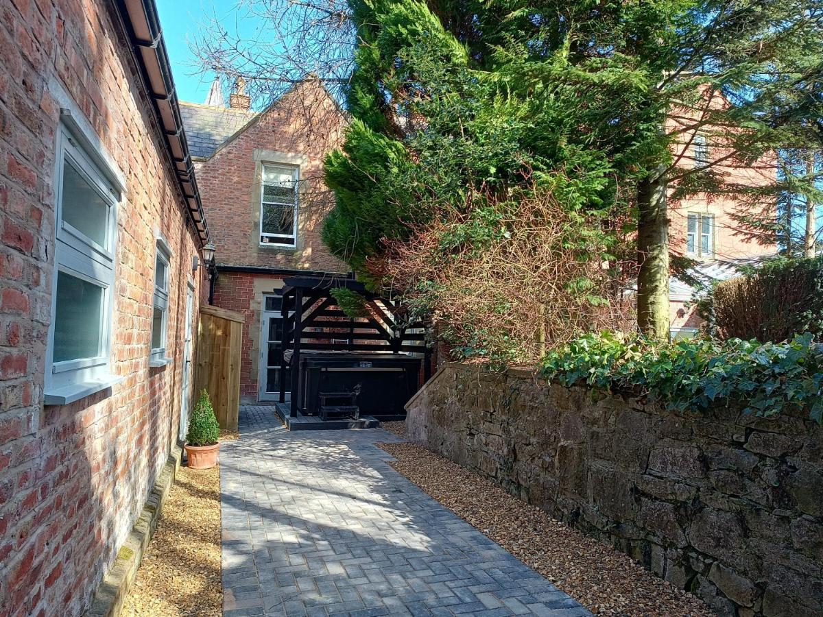 The West Wing At Eriviat Hall Hot Tub Henllan  Exterior foto
