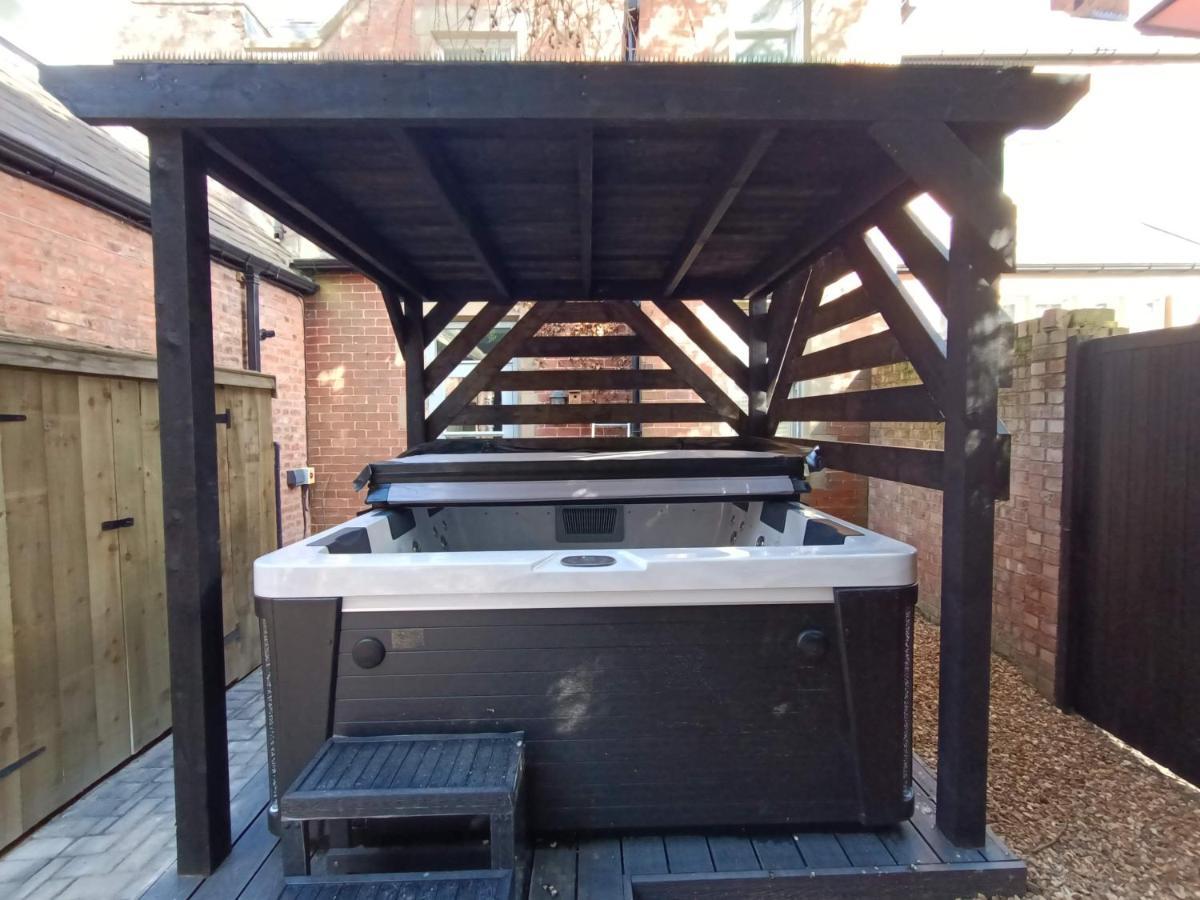 The West Wing At Eriviat Hall Hot Tub Henllan  Exterior foto