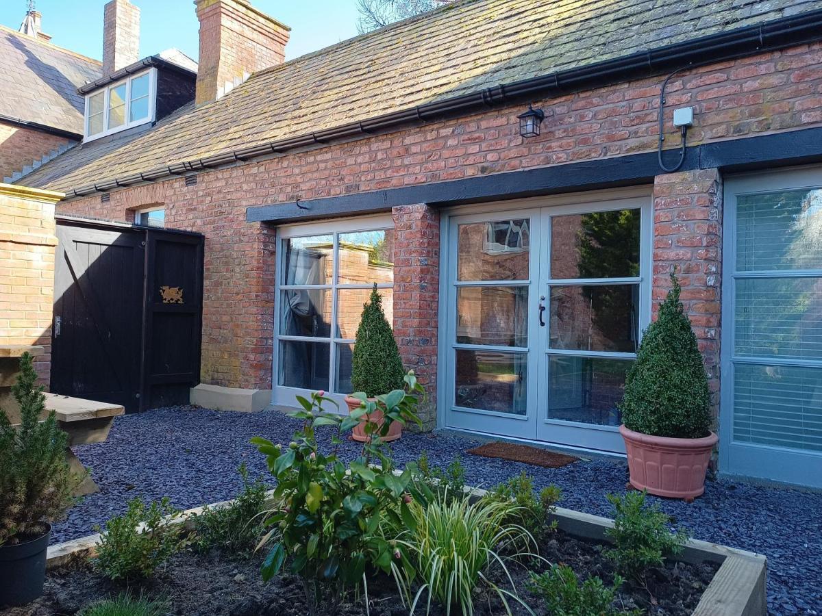 The West Wing At Eriviat Hall Hot Tub Henllan  Exterior foto